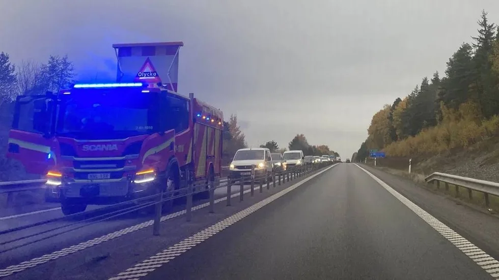 Olyckan på E20 skapade långa köer.
