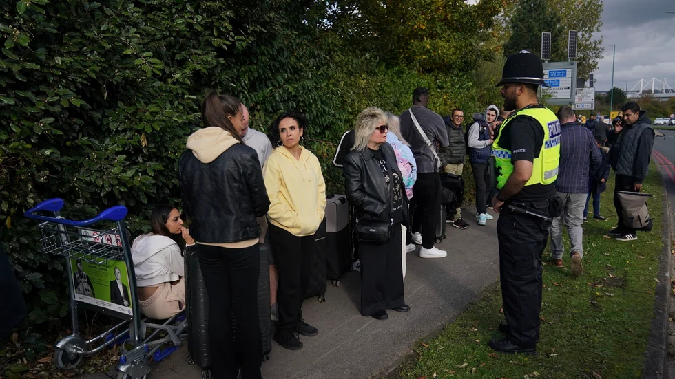 Köande väntade utanför Birminghams flygplats efter evakuering på grund av hot.