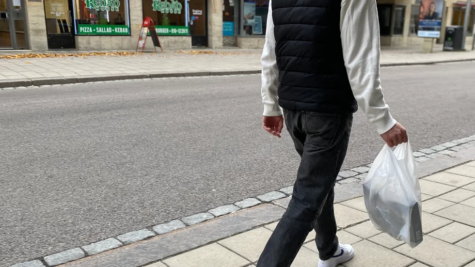 Plastpåseskatten försvinner den 1 november i år. Men hur påverkas priset för kunderna?