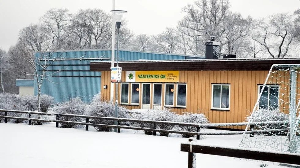 Förra året renoverades fasaden till VO-torpets omklädningsrum på Karstorpsgärdet i Västervik. Man satte även in nya fönster och dörrar. Det läckande taket gjordes dock inget åt.
