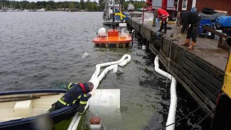 Räddningstjänsten lade ut länsar kring den sjunkna båten. Ca 100 liter dieselolja läckte ut.