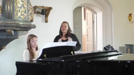 Annika Stagård och Annelie Lockneman bjöd på skön musik i sommarkväll.