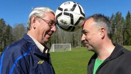 Einar Hjalmarsson, til vänster, och Christian Oskarsson ser fram mot matchen mot TV-laget.