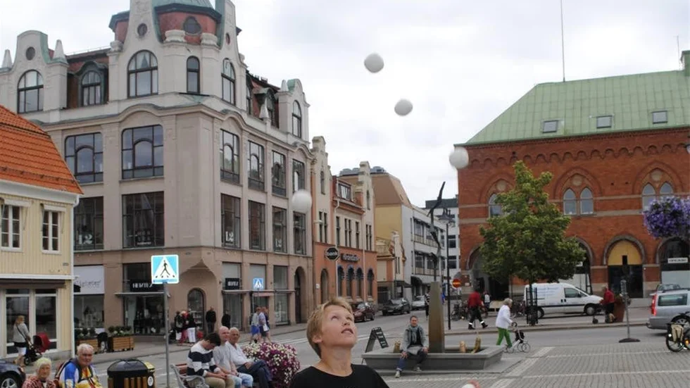 Lasse Nachtweij visar upp sina jongleringstalanger på Stora Torget i Västervik. I förra veckan tog han hem Grand Prix-priset i Ukraina.