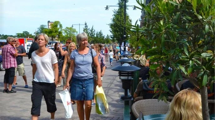 Såväl turister som krogägare har reagerat på jämförelsevis lite turister i år trots det fina vädret.