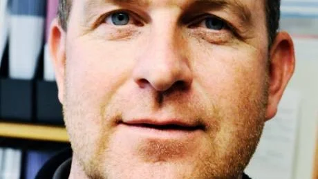 - Man lurar sig själv genom att köpa de gamla, "billiga" glödlamporna, varnar Mikael Nyman.
