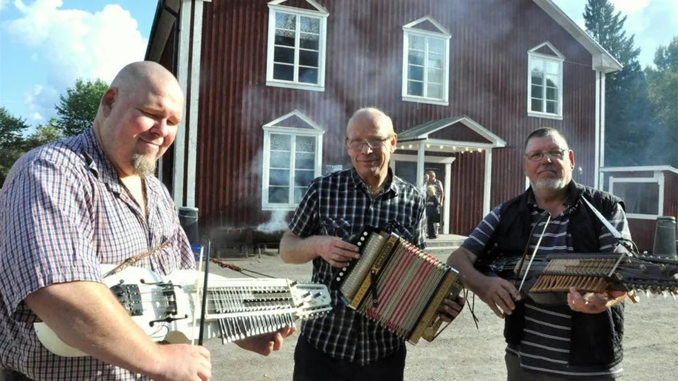 Durspel och nyckelharpa i härlig kombinagtion, Roberat Carlsson, Anders Fransson och Björn Carlsson utanför Bygdegården i Blackstad på lördagen.