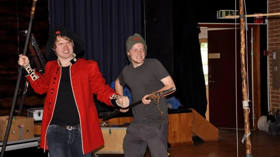 Danskarna anfaller! Alexander Brännlund och Herman Klasson lever sig in i sina roller.