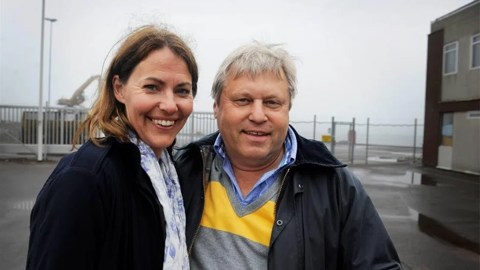 Hamnchefen Carl-Johan Carlstedt, till höger, ser inga problem för hamnens del med en etablering av Gotlandsfärjor från Västervik. Tidigare i våras träffade han Julia Bendelin, gotländska som jobbar med etableringen.