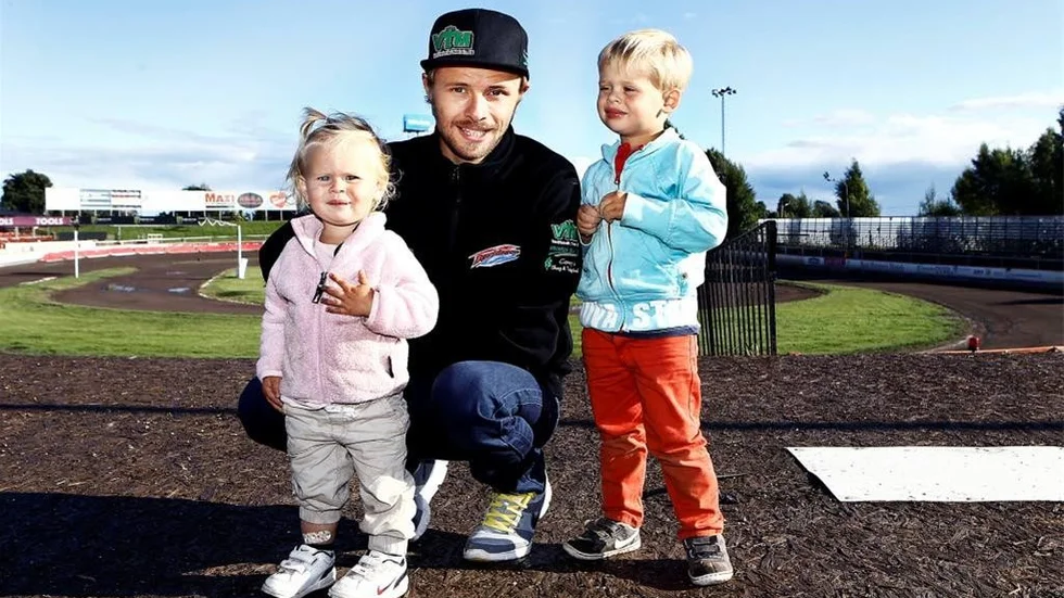 Att pappa Jonas ska köra semifinal mot Ikaros Smederna är inte något som hans barn Vilma och Villgot bryr sig så mycket om.