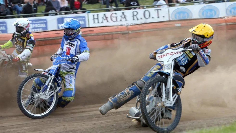 DERBYFALL. Det var röd och blå som oftast var först ut ur starten i östgötaderbyt på Kråkvilan som Vargarna vann över Piraterna med 48-42.