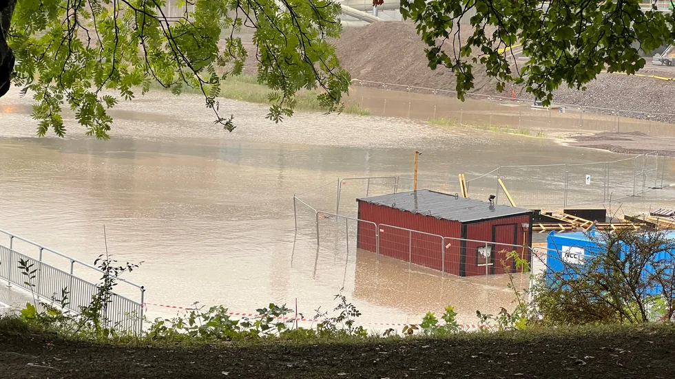 Badsjön vid Tinnerbäcksbadet, som numera står tom på vatten, svämmades över helt under söndagen.