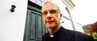 Kyrkan kryper till korset och beklagar