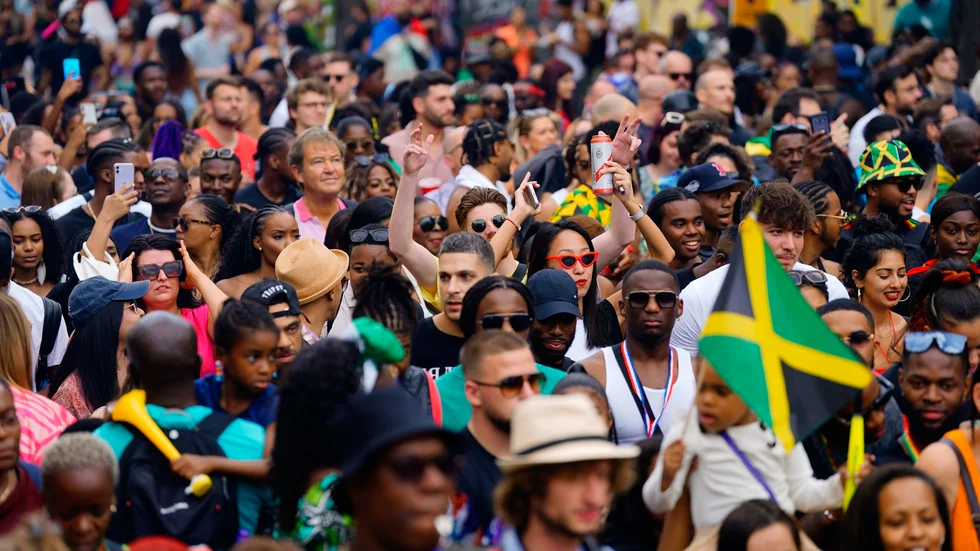 Notting Hill Carnival lockar tiotusentals ut på gatorna i London. Bild från i söndags.