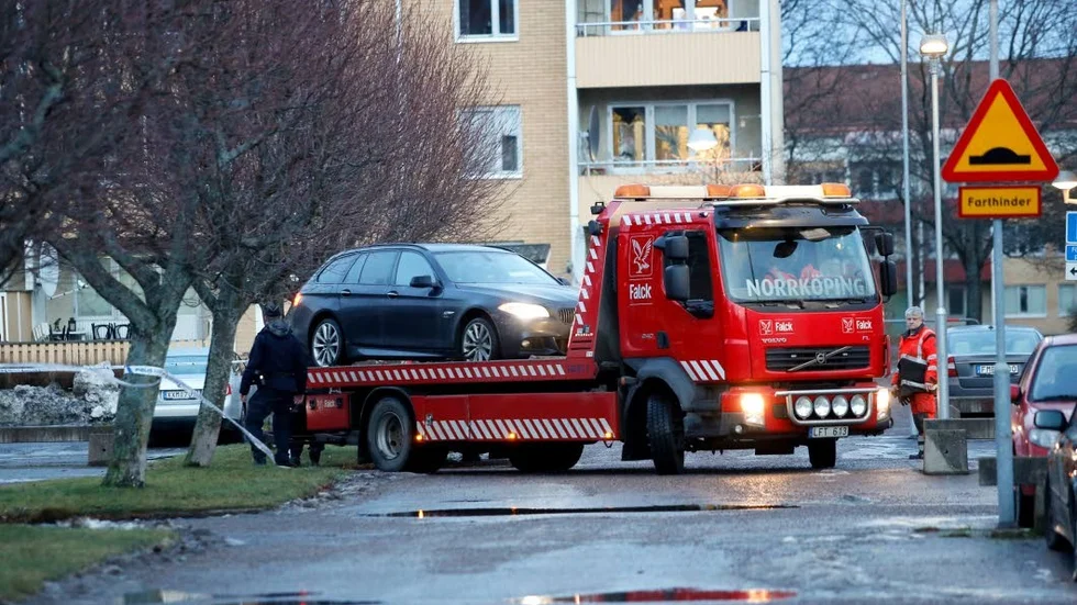 En bil bogserades bort från brottsplatsen för vidare undersökning.