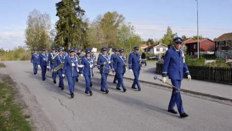 Gunnebo Musikkår på väg mot Gunnebo centrum.