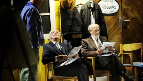 Trädgårdsmästare Blom, Arne Carlsson (tv) förbereder sig tillsammans med Åke Österberg och Johnny Pettersson bakom scenen.