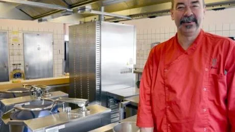 Göran Gustavsson, Västervik är kock på Gamlebygymnasiet och kommer just hem från en vidareutbildning på Restaurangakademien i Stockholm, något som kommer göra avtryck i skolans matsal.