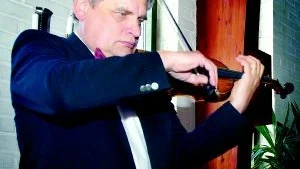 Höjdare. Fredagskvällens gästsolist på Orkesterföreningens konsert i Marieborgskyrkan var den fenomenale, rumänske violinisten Andras Adorjan. Foto: ANDREAS OSKARSSON