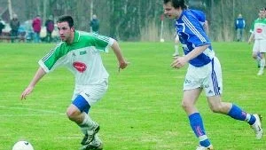 Kamp. Här är det Kalle Nordén i Loftahammars IF som är först på bollen i kamp med Hvetlanda GIF:s Micael Henningsson i tisdagskvällens match på Hammarvallen. Foto: Ingemar Petersson