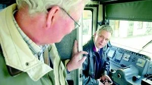 Världspremiär. Det var första gången någonsin som ett biogaståg rullade i reguljär trafik på onsdagen. Västerviks kommunchef Conny Jansson passade på att ta en titt i lokförarhytten hos Roger Hess som var lite stolt över att få vara med om den historiska händelsen.  FOTO: ANDERS STEINER