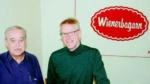 Ny platschef. Fred Liljedahl, här till vänster, lämnar i månadsskiftet över till Bill Ingesson som  blir ny platschef för Wienerbagarn i Loftahammar.
