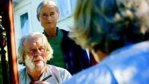 Surgubbe. I "Percy, Buffalo Bill och jag" spelar Börje Ahlstedt (här med Lena Strömdahl) en riktig surgubbe vars hjärta börjar tina upp av ett möte och ett blixtnedslag.                                                                                 Foto: Sony