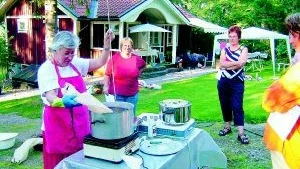 Ullen färgas. Margareta Karlsson färgar en del av ullen som ska tovas. Siv Karlsson och Birgit Lundgren, två av deltagarna i kursen.  Foto: Lena Petersson