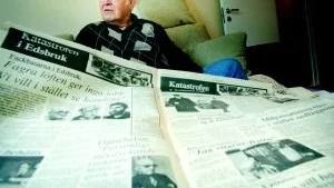 Minnen. Arne Larsson bläddrar i en tidning som påminner om allt eländigt som hände i Edsbruk för 30 år sedan, Foto: ANDERS LILJEGREN