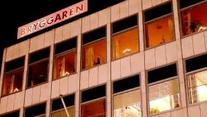 Nöjeslokal. Bryggaren hette förr Folkets hus och var under flera år ett populärt danspalats. Dans anordnas fortfarande men inför kommande julhelg så känner sig stadshotellet oförskämt behandlat. Enligt en gammal överenskommelse så var det stadshotellet som skulle arrangera tillställningar. Så blir det inte i helgen. Foto: ANDERS STEINER