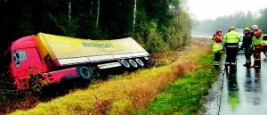Långtradare skar ned i diket 
och välte in i skogen på E 22