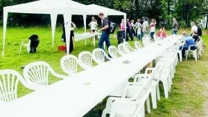 Dukat för fest. När VT kontrollerade den mystiska möbleringen på Gränsö så hade ännu inte alla hittat "hem" från tipspromenaden.Foto: MATTIAS AHLM