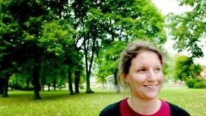 Ger redskap för tal.  Anna Pettersson är logoped på Västerviks sjukhus och hjälper många patienter med afasi att kommunicera igen.  Foto: ANDERS LILJEGREN
