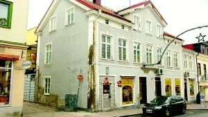 Renoveringsbehov. Länsrätten är på hugget och märker ord i vitesföreläggande beslutade av miljö- och byggnadsnämnden. Länsrätten förstår inte vad nämnden menar när de vill att en fastighetsägare ska renovera sin husfasad till "vårdat skick".  Foto: Anders Steiner