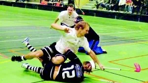 Däckad. Det är WIBK:s Christian Eriksson (12) som blivit däckad av en spelare från Gnosjö. Foto: Anders Steiner