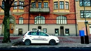 Aja-baja! Parkera bilen så här och du får 600 kronor i böter. Bilen står mot färdriktningen på Strandvägen.Foto: Anders Steiner