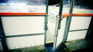 Underhåll efterlyses. Delar av sargen i Tjusthallen har under sommaren förstärkts men ett komplett utbyte av sargen är snart ett måste. Liksom att lägga om hela taket för att slippa fortsatt läckage. Foto: ANDERS STEINER