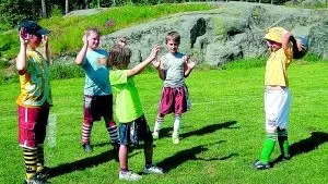 Inkast. Linnéa Edvardsson har bollen som Hanna Israel, Ludvig Johansson, Mattias Djurstedt och David Bergvall väntar på.