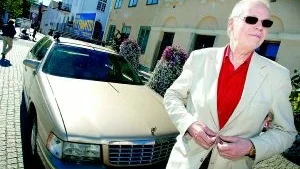 Bilburen politiker. - Persson har sitt gods. Jag har åtminstone den värsta valbilen. Sune Lyxell, ledare för Framtidspartiet, åker land och rike runt med en Cadillac för att predika partiets budskap. Foto:  Matilda Ahl