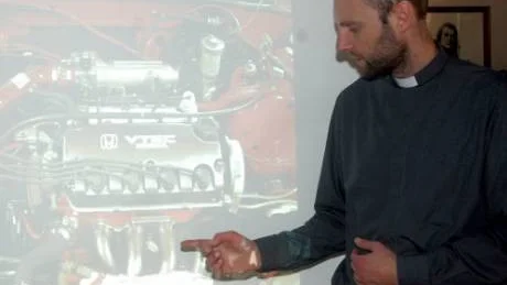 När det hölls frukostmöte i Överums församlingshem på lördagen visade Mattias Ellehammer många skisser och bilder på olika bilmodeller.