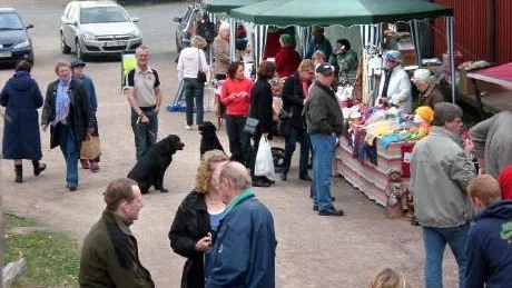 Mycket folk vandrade runt hela tiden bland marknadsstånden i Helgenäs under lördagen.
