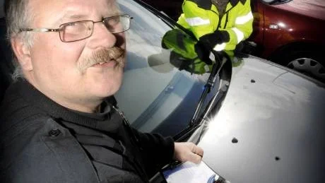 Christer Aass och Kristina Hörnqvist tycker att det finns tillräckligt med parkeringsvakter i stan i dag och att samarbetet mellan Ostkustens bevakningstjänst och kommunen funkar bra.