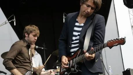 Björn Yttling, till vänster, och Peter Morén i Peter Bjorn and John gör sin enda Sverigespelning på Hultsfredsfestivalen i sommar. Foto: AP Photo/Jeff Christensen
