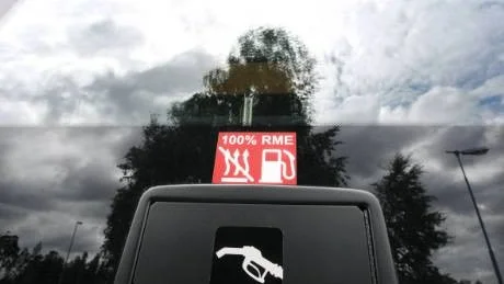 Alla bussar under KLT kommer inte att drivas med rapsdiesel, som man tidigare sagt. Ukna Busstrafiks fyra nya bussar kör på annat bränsle, men uppfyller ändå KLT:s miljökrav.                                                                                 Foto: Lisa Olaison