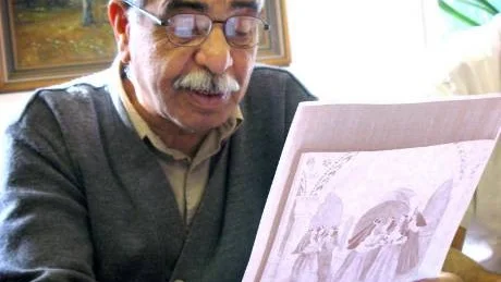 Abdelrzhman Abdolwahed nickar igenkännande när han tittar på en luciabild. Det är lektion på ABF i invandrarsvenska och deltagarna får lära sig svenska traditioner med hjälp av bilder.