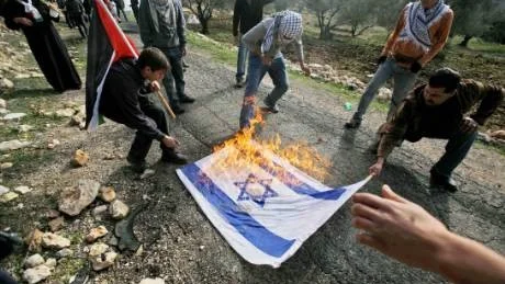 Palestinska demonstranter bränner Israels flagga. Foto: Scanpix