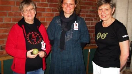 Lena Liljeblad, folktandvården, till vänster, Anna Öberg, Beroende enheten Varvet, och hälsokordinator Birgitta Wallin stod till förfogande för information i hälsofrågor.