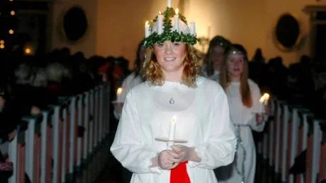 Årets lucia i Gamleby är Julia Wingerstad som här ses tåga ut ur kyrkan tillsammans med sina tärnor efter ett mycket vackert och stämningsfyllt program.