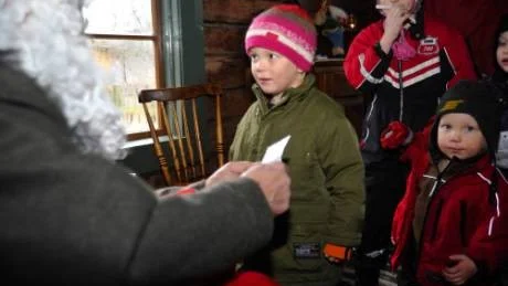 Leo Bovinder, 4 år, och lillasyster Mea, 2 år, var några av de barn som lämnade önskelistor hos tomten i lördags.