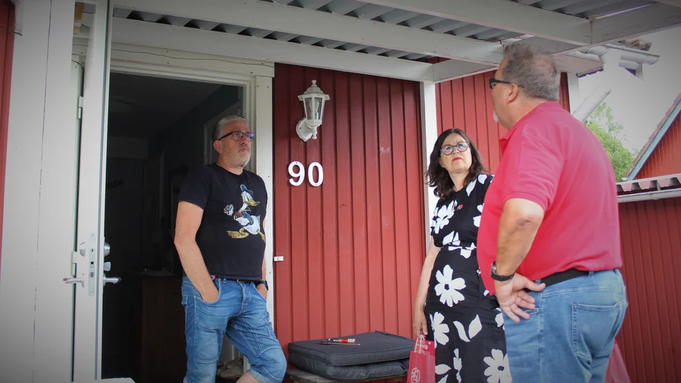 Pelle Österström blev överraskad när utbildningsminister Anna Ekström (S) och kommunalrådet Thomas Lidberg (S) knackade på hemma på Göstas väg. 